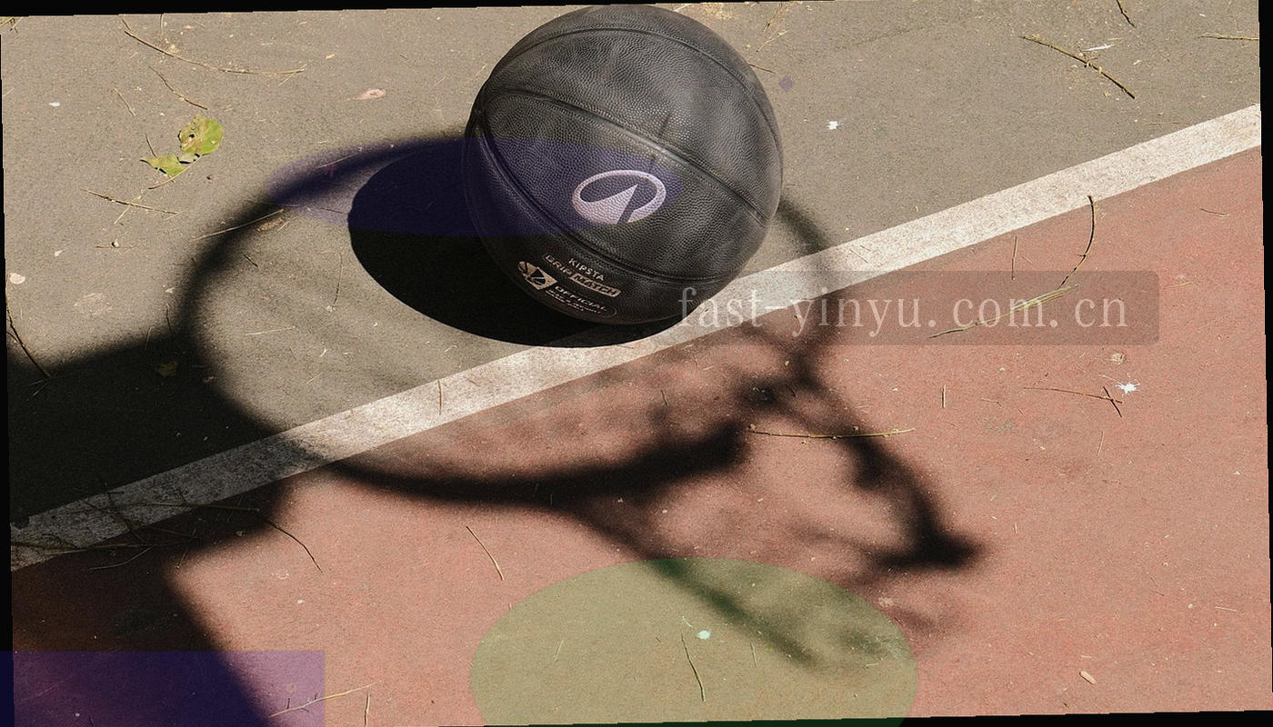 深墨蓝背景上的精密网格与坐标刻度，表示站点服务处于稳定在线状态